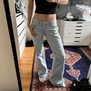 Ljusblåa lowwaist Levis bootcut jeans - Supersnygga lowwaist bootcut levis jeans i snyggaste tvätten. Stilrena o passar till allt. Jättebra skick. St xs/s,  jag är 166
