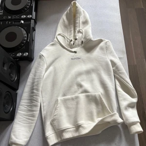 Valentino hoodie - Säljer denna stilrena hoodien från valentino i vit/kräm. Riktigt skön nu när hösten börjar komma med kyla. Storlek :Medium: Tveka inte att höra av dig vid minsta lilla fundering 😄