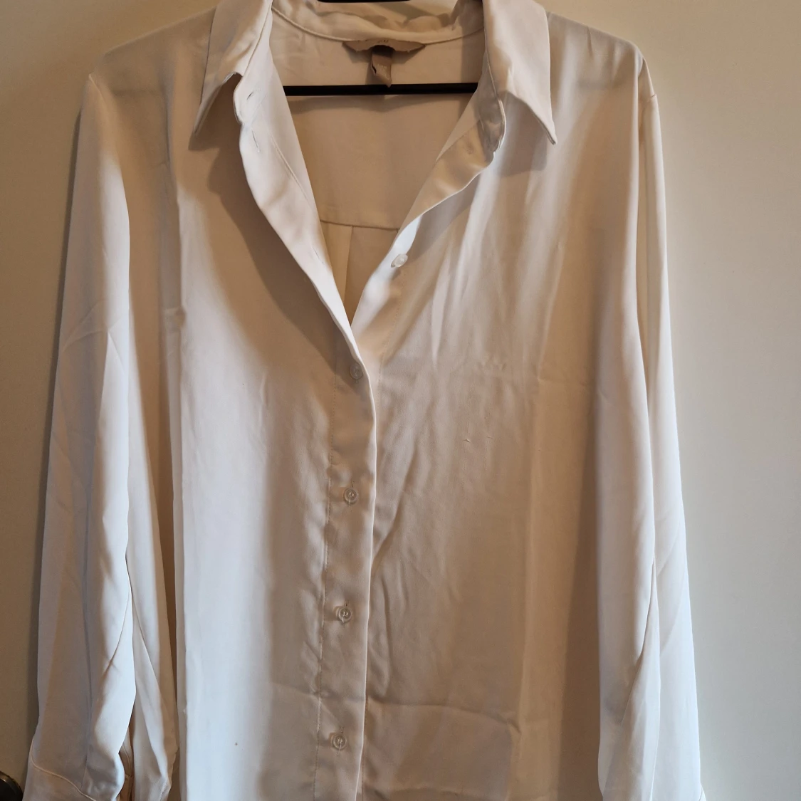 Vit skjorta från H&M i storlek M