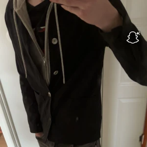 Oscar Jacobson overshirt  - Tja! Säljer nu en stilren Oscar Jacobson overshirt i storlek S, perfekt till hösten. Nypris 2499 kr, vid frågor är det bara att höra av sig 