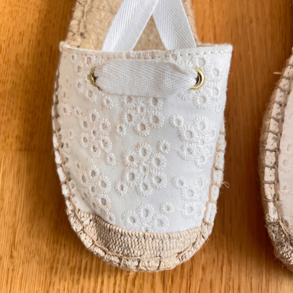 Vita sandaler med broderade blommor H&M - 1