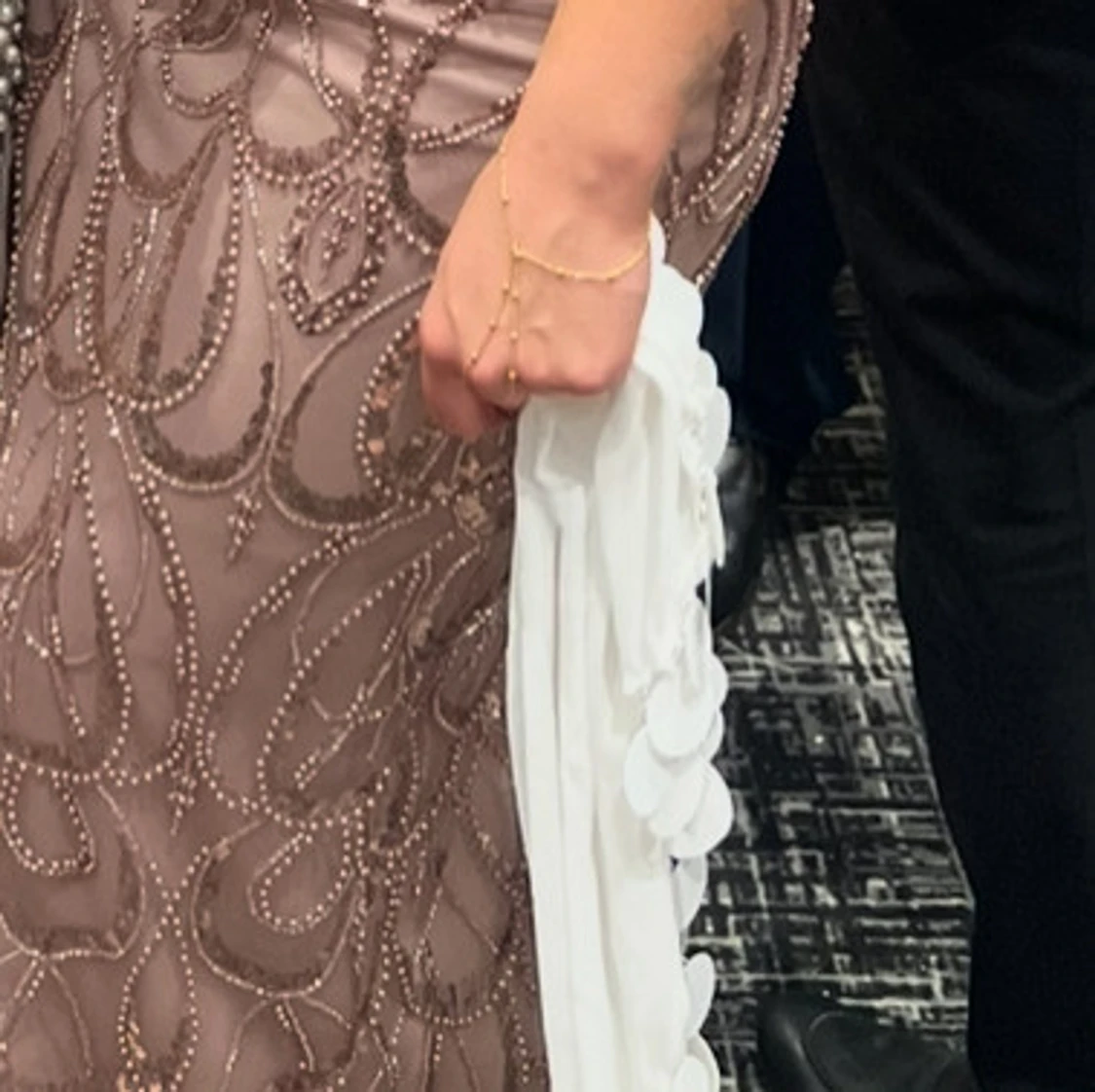 Champagnefärgad långklänning med pärlor - 4