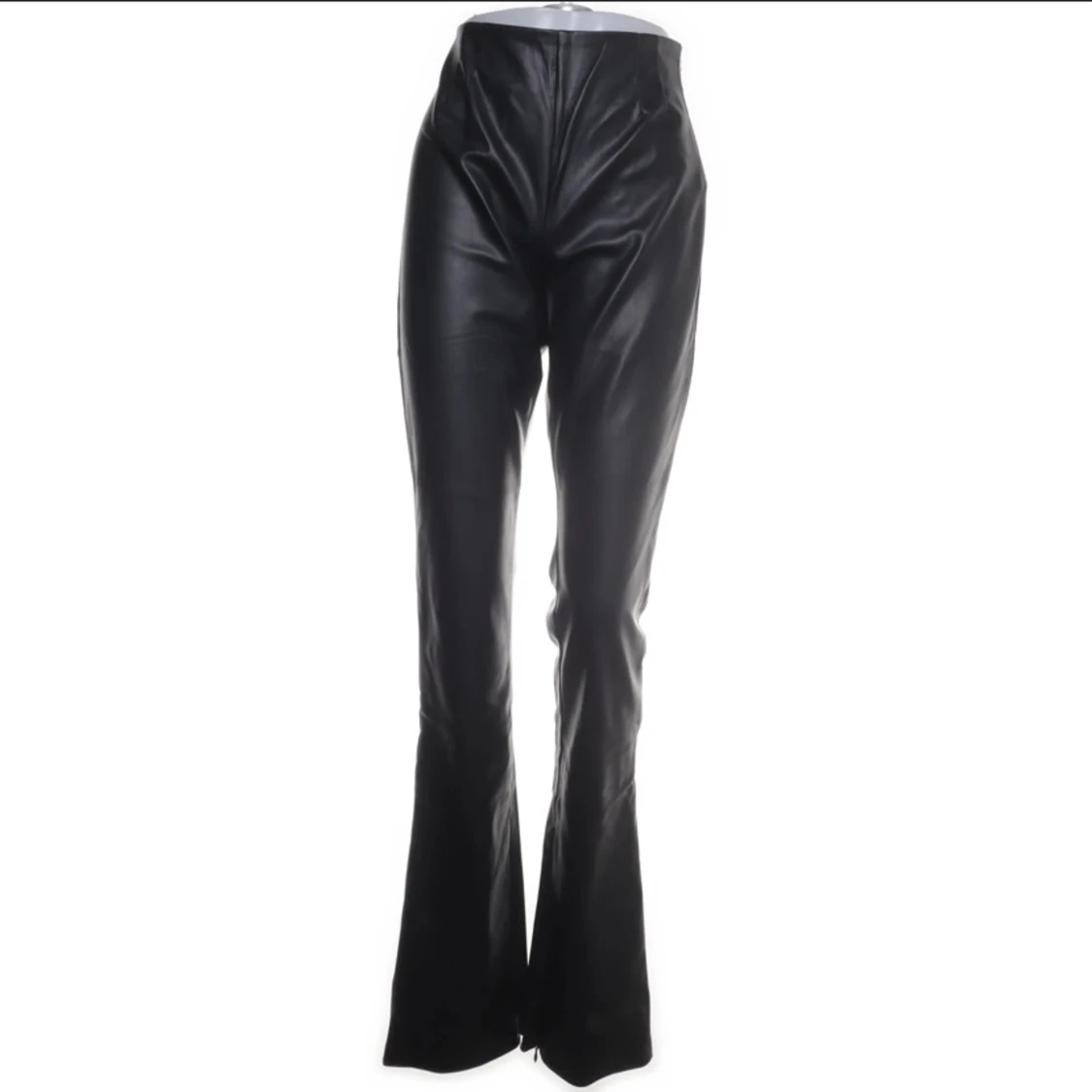 Svarta bootcut byxor i skinnimitation Zara