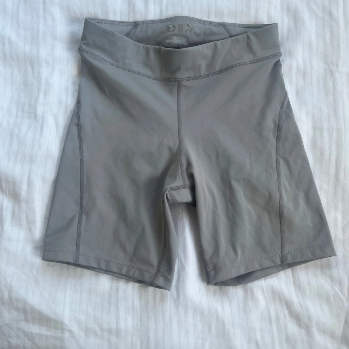 Grå träningstights shorts från OTP