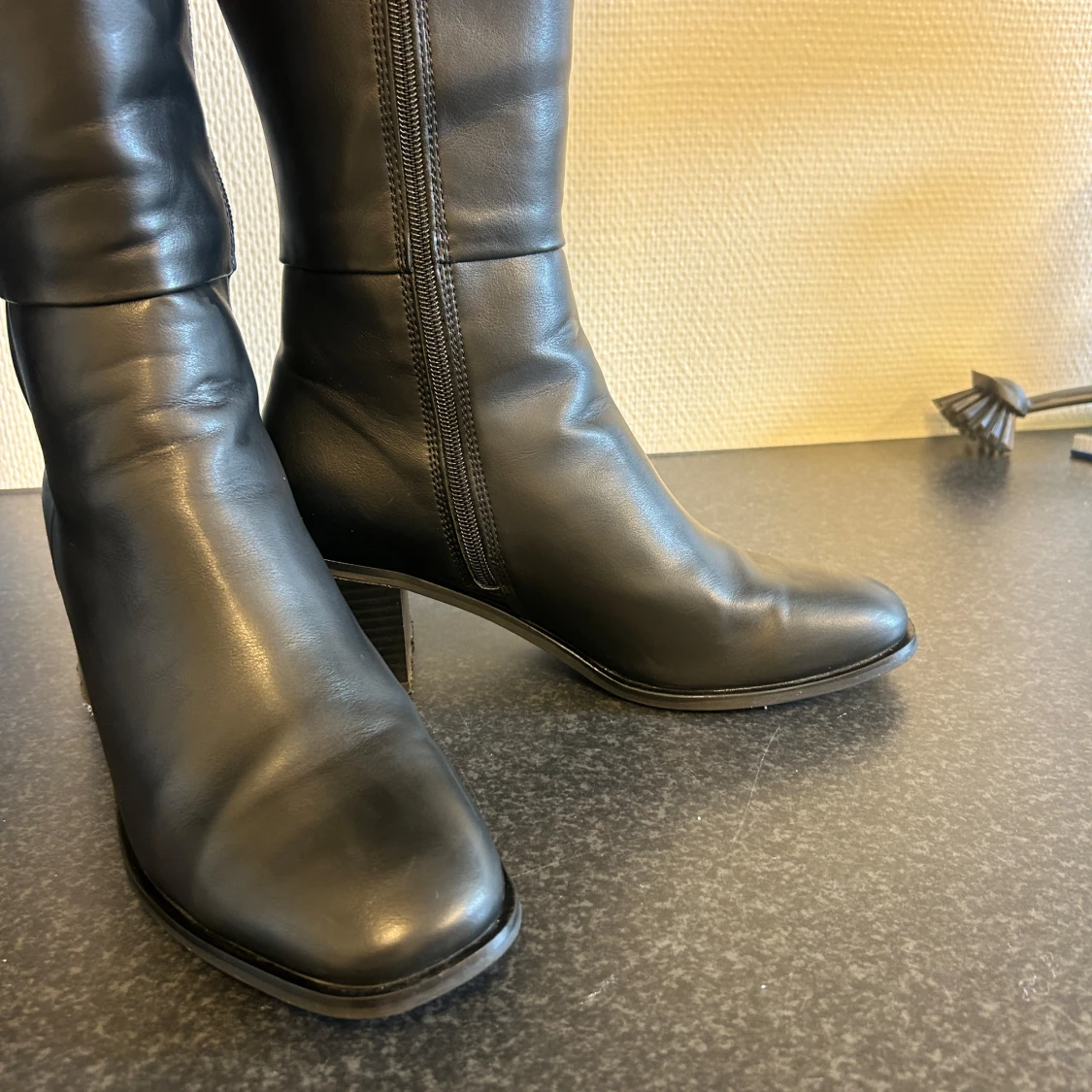 Svarta höga stövlar i skinn - 2