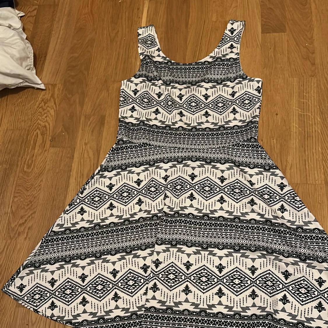 Svartvit mönstrad klänning H&M Divided