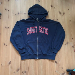 Sweet sktbs zip-hoodie - Baggy sweet sktbs hoodie i utmärkt skick! Endast använd ett fåtal gånger. Storlek small men sitter mycket större. Mått: bredd 68cm, längd 72cm(luva inte inkluderad) kontakta vis feågor och pris kan diskuteras!