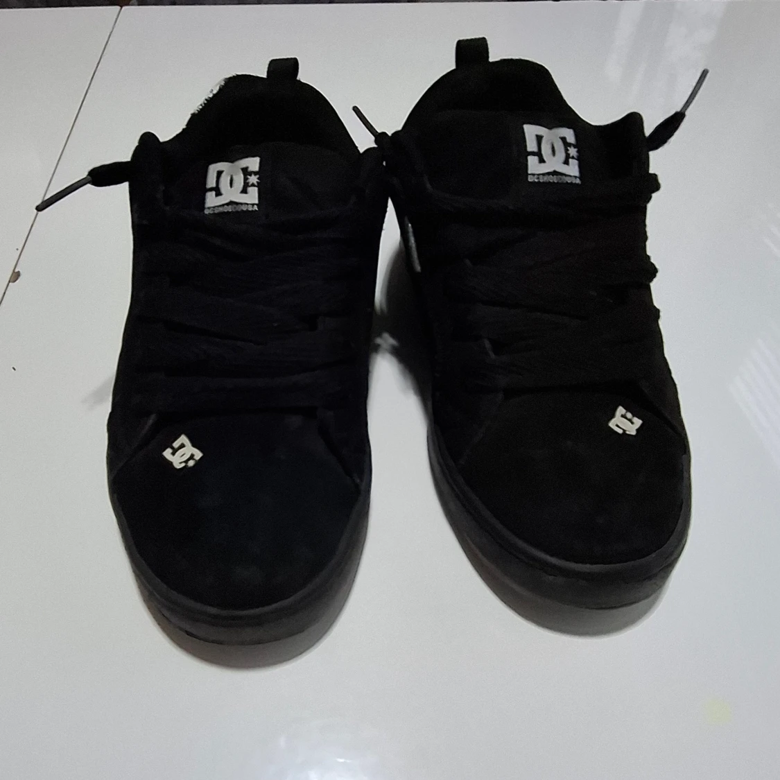 Svarta DC sneakers med grafiska detaljer - 3