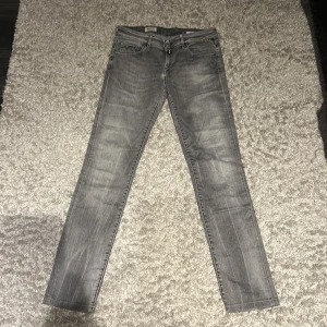 Gråa replay jeans - Säljer ett par grå replay jeans, storlek 29. Byxorna har klassisk femficksdesign, raka ben och snyggt slitna detaljer för en cool look. Pris kan diskuteras!!