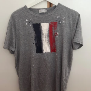 Moncler t shirt - En jättefin moncler t shirt som är svår att hitta på marknaden. Storlek L men passar M. Köpt på NK för ca 10 år sedan, därför sällsynt. Fortfarande jättebra skick