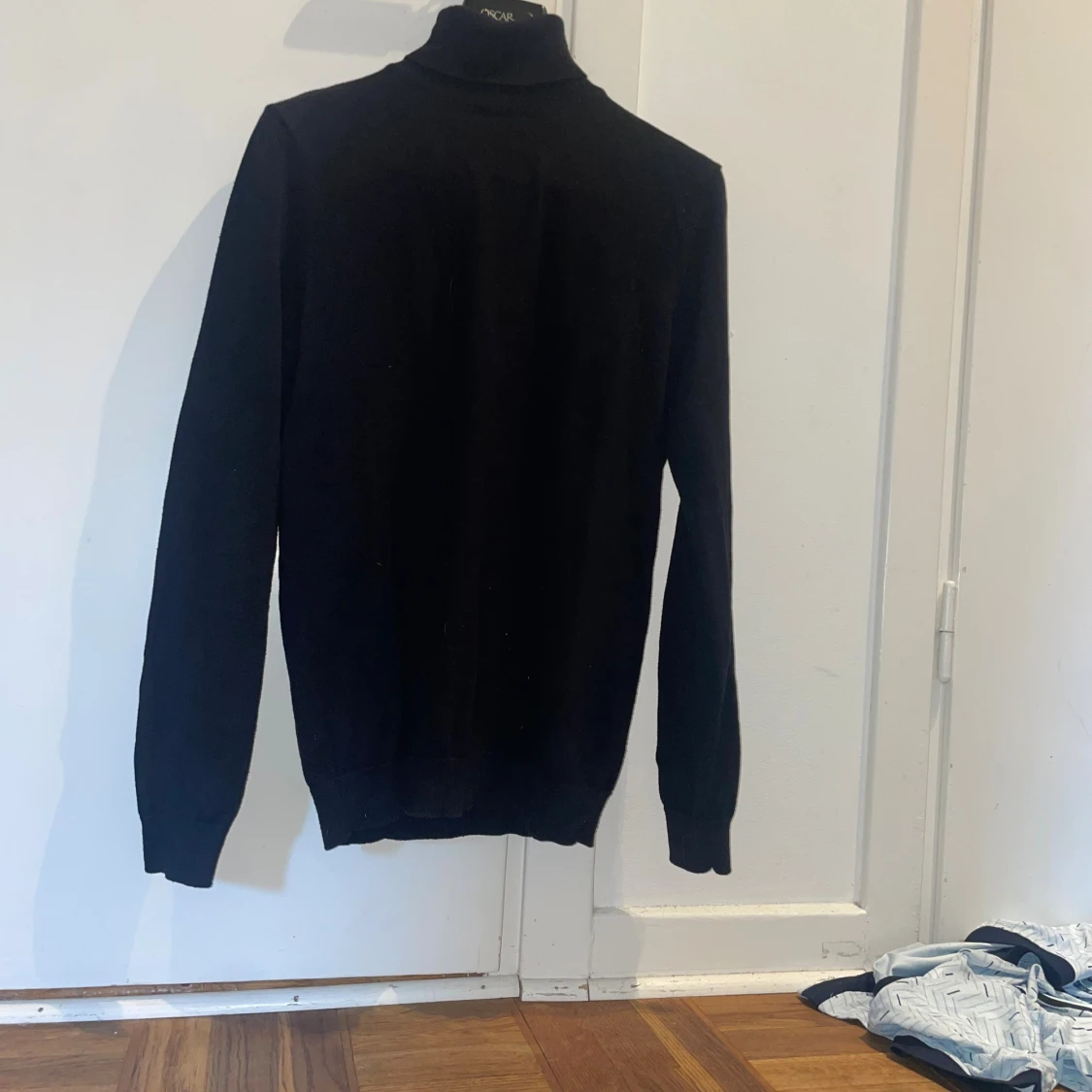 Svart polotröja i mjuk bomull