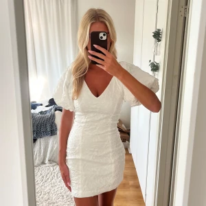 Vit miniklänning - Säljer denna fina miniklänningen som är perfekt till studenten eller midsommar från Gina Tricot i storlek S. Skriv vid funderingar🌟