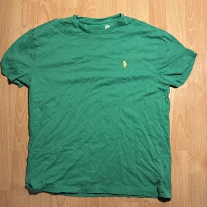 Ralph Lauren tischa - Grön ralph lauren tisha med gul häst, storlek s.        100% bomull, passar även M