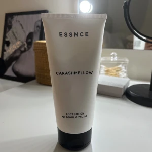ESSNCE Carashmellow Body Lotion - Body lotion från ESSNCE i doften Carashmellow. Kommer i en stilren vit tub med svart lock och rymmer 200 ml. Perfekt för dig som vill ha en återfuktande och väldoftande hudvård i badrumshyllan.