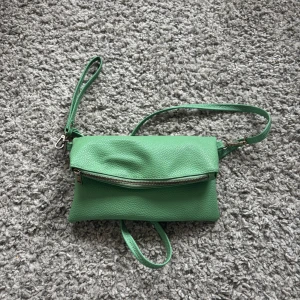 Grön axelväska - Snygg ljusgrön axelväska. Skriv vid frågor, pris går att diskutera💕