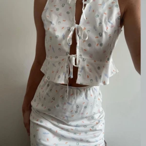 Vit kortkjol med pastellmönster - Supergullig vitt set, kjol och top. 