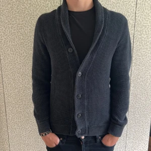 KOFTA SÖKER - Söker en sån här kofta i denna färg eller / ljusgrå, måste va storlek XS / S 