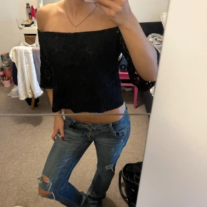 Off shoulder topp - Säljer en skitsnygg off shoulder topp från Zara med spetsmönster. Säljer pga att den inte kommer till användning. Strl L men har vanligtsvis xs/s i toppar så den passar även för mindre storlekar.