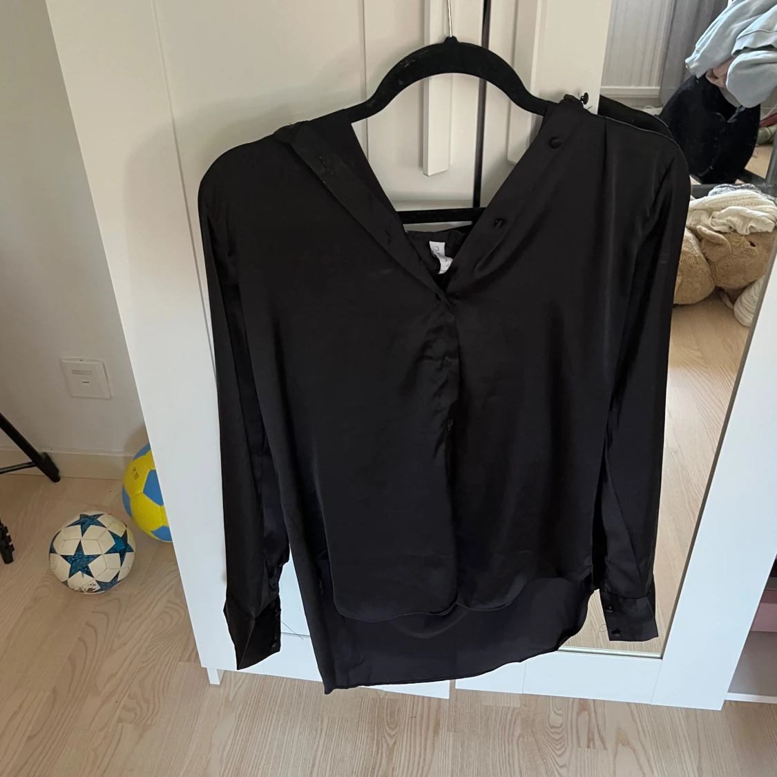 Svart satinskjorta med knappar - 1