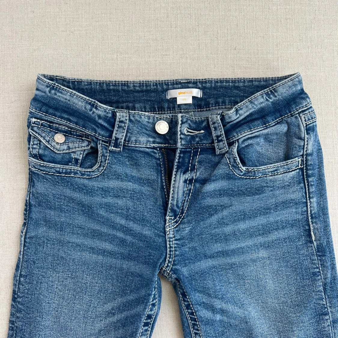 Lågmidjade bootcut jeans ifrån Gina tricot