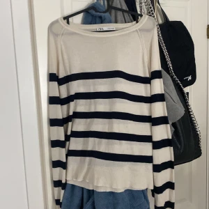 Luftig långärmad tröja - Super snygg luftig långärmad tröja från zara! Den säljs inte längre och köpt för 249kr!! Storlek M!🥰 priset kan diskuteras vid snabbt köp! Använt två till tre gånger, perfekt till som att ha till sena sommarkvällar!!