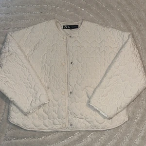 Höstjacka - Söt jacka från Zara, knappt använd💕 storlek M men skulle nog passa XS-L helt beroende på hur man vill att den ska sitta, jag brukar ha S i jackor💕 