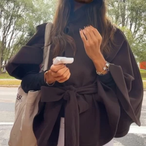 Brun poncho jacka med knytband - Säljer en brub snygg med snygg omlott-design och breda knytband i midjan. Slutsåld