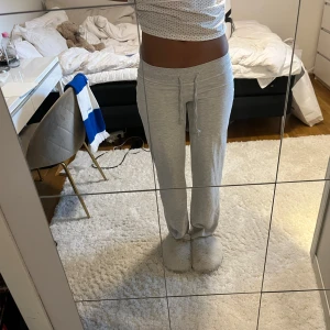 Mjukis byxor från Gina - Jättefina mjukis byxor i bra skick, köpt på plick men passade inte. Bilder är från tidigare säljare. Skriv gärna vid frågor eller fler bilder 💕