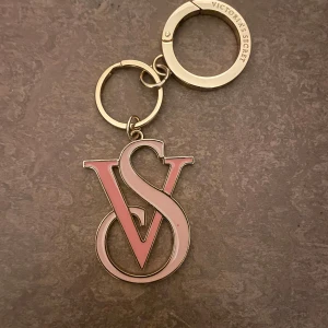 Victoria secret keychain - Säljer en victoria secret nyckelring ej kommer till användning och går inte att köpa längre!!