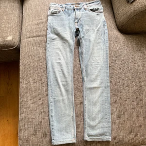 Nudie jeans  - Ett par snygga Nudie jeans som passar perfekt till dig som vill ha en snygg stil. Bra skick och inga defekter, säljer dessa därför att jag har växt ur dem!