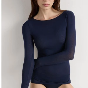 Mörkblå långärmad topp från intimissimi - En stilren mörkblå långärmad topp från intimissmi