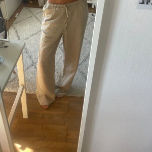 linnebyxor  - Beiga linnebyxor från Gina Tricot, använda fåtal gånger så i princip nyskick. 
