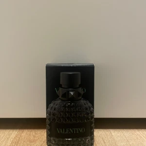 Valentino born in Roma green stravaganza - Den här är perfekt till dig som vill lukta gott länge, håller i typ 8-9 timmar på kläder och kropp. Inge skador finns på den och är i nyskick, ungefär 40 utav 50 ml finns nog kvar i flaskan. Kom med bud eller frågor!!!!