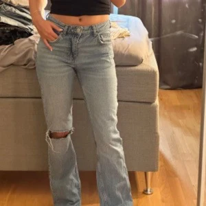 Ljusblå bootcut jeans från Gina! - Säljer ett par ljusblå jeans från Gina Trocicot! Tyvärr har dessa jeansen växt ur mig, men jag älskar dem!