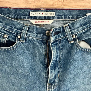Blåa jeans från Tommy Hilfiger! - Snygga blå jeans från Tommy Hilfiger! Tyvärr har jag växt ut dess jeans. Det står ingen storlek men skulle säga att de sitter som xs/s! Fråga om ni vill ha midjemått ❤️