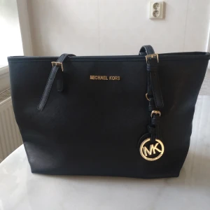 Ny Michael Kors väska - Snygg ny aldrig använd Michael Kors axelväska I skinn. Kommer från pedantiskt rök och djurfritt hem