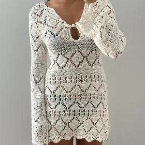 Vit stickad kortklänning med v-ringning - Superfin vit stickad kortklänning