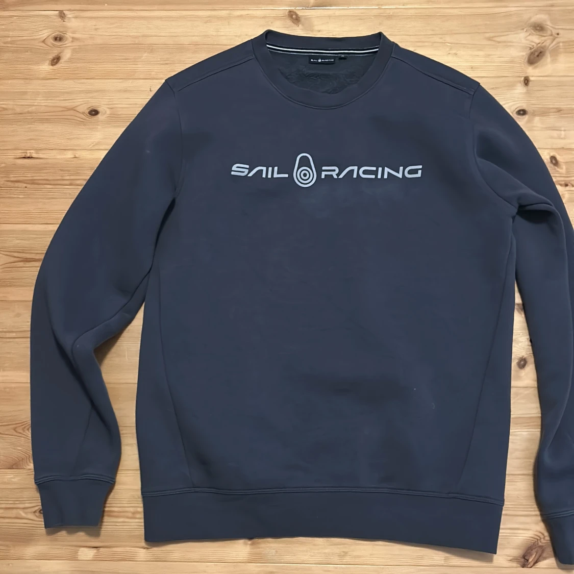 Mörkblå sweatshirt från Sail Racing