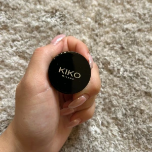 KIKO Milano Stardust ögonskugga glitter - Säljer en KIKO Milano Stardust ögonskugga i färg 04 med biologiskt nedbrytbar glitter. Oöppnad. 