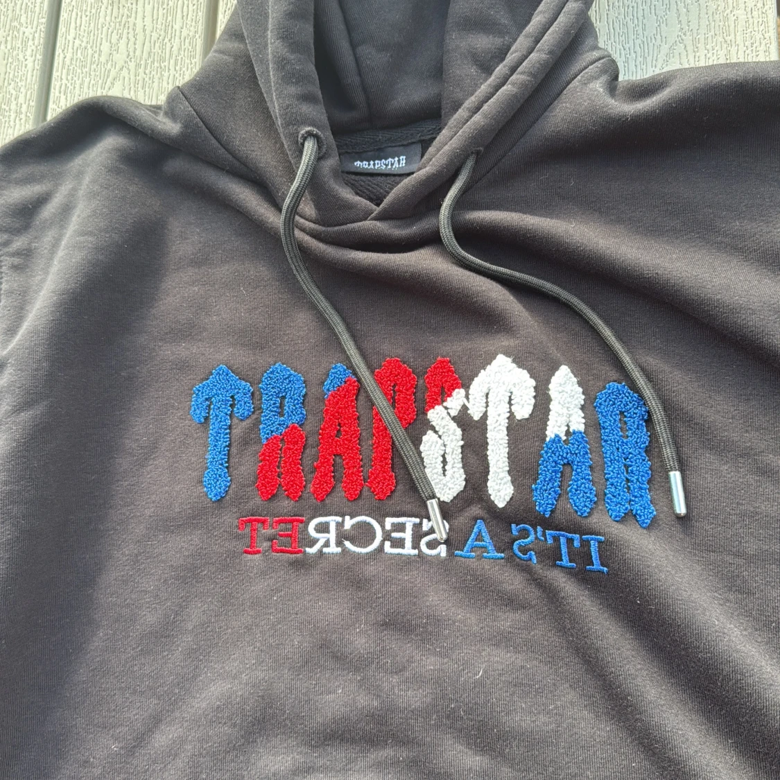 Svart Trapstar hoodie med brodyr - 2