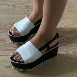 Plattform sandaler i vit läder och svarta band  - Jätte bekväma skor som passar både storlek 39 och 40. De kommer tyvärr inte till användning längre 