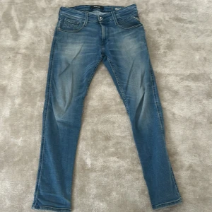 Replay Anbass  - Säljer ett par Replay Anbass jeans i klassisk blå tvätt . Jeansen är slim fit och storlek 30/30 och sitter perfekt på mig som är 182 