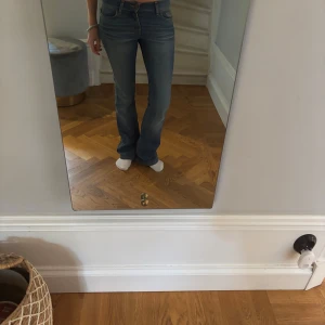 Blå bootcut jeans med låg midja - Så fina basic utsvängda jeans med låg midja ☁️☁️