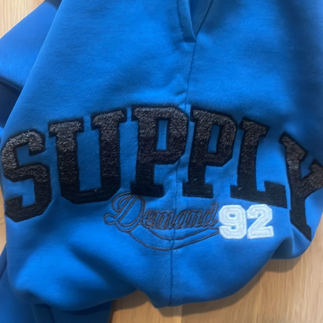 Blå supply and demnad dress - 1