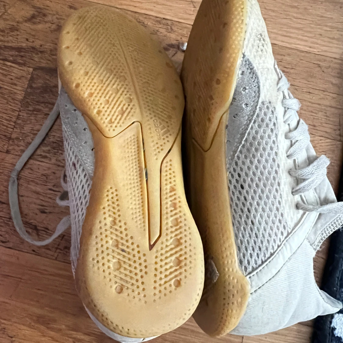 Vita adidas fotbollsskor med mesh