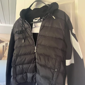 Svart Moncler cardigan  - Säljer en helt ny moncler cardigan svart storlek M. Helt ny aldrig använd prislapp tags och påse ingår. Hör av er vid frågor och funderingar