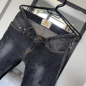 Roberto Cavalli jeans - Jättefina Roberto Cavalli jeans i storlek 28/30. Nypris cirka 3000-6000 kr! Hör av er vid funderingar. 