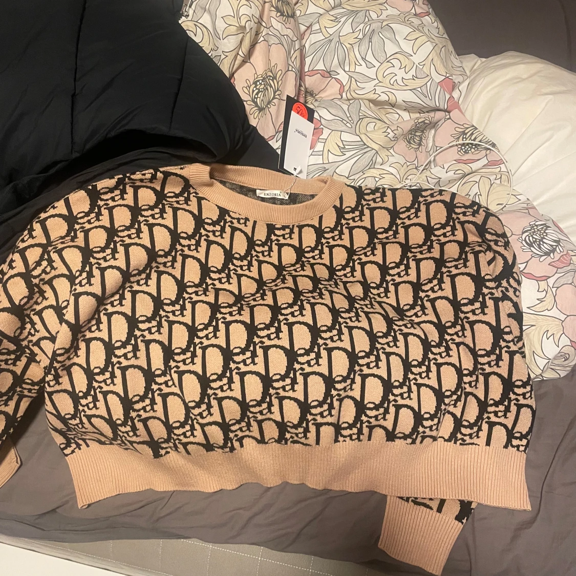 Beige och svart stickad tröja Enzoria