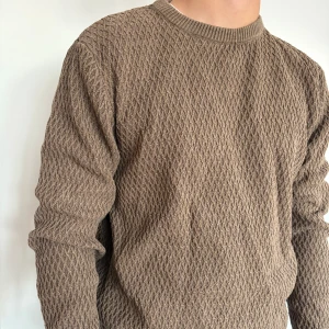 Stickad tröja  - En stickad tröja från lindebergh i storlek s