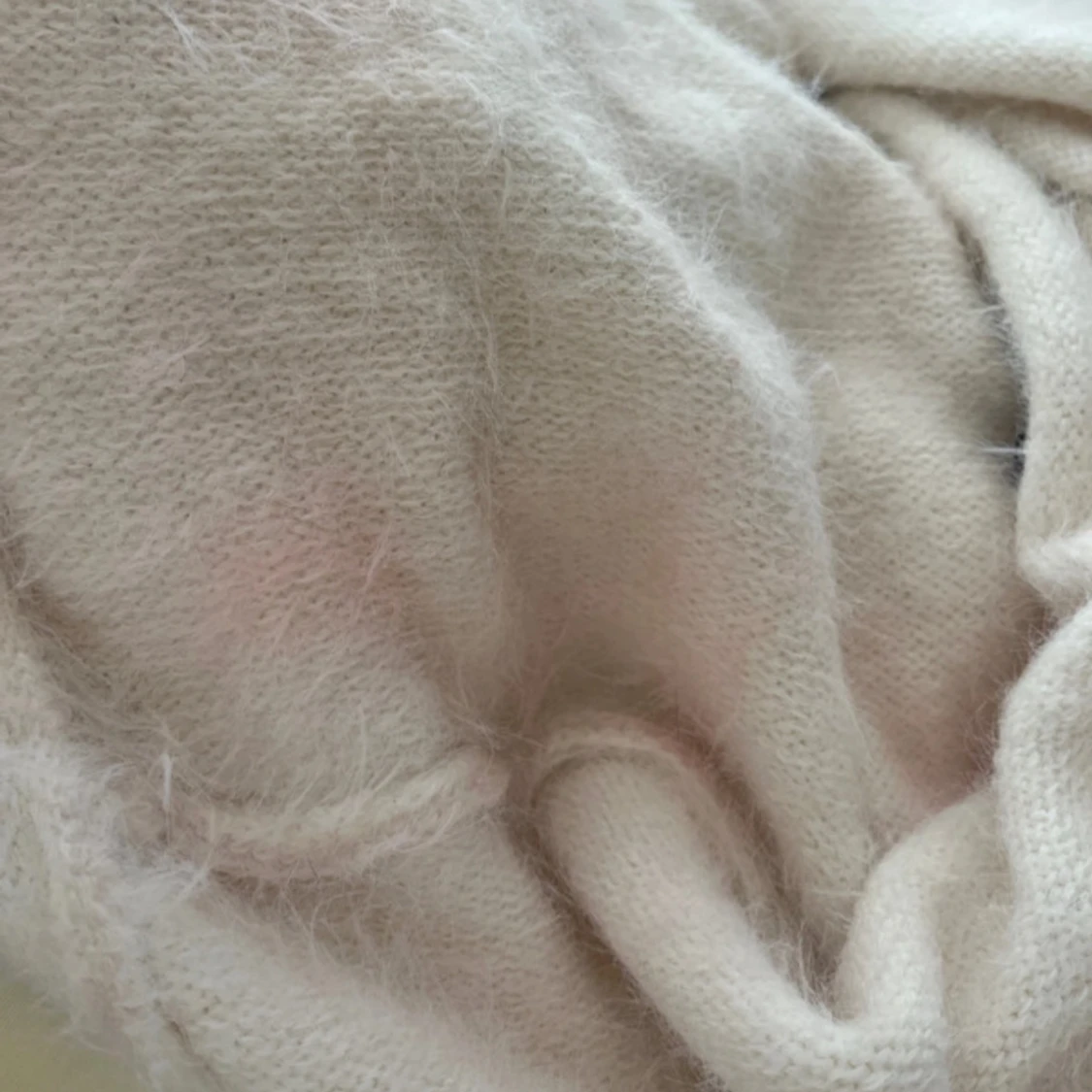 Fluffig vit stickad tröja - 2